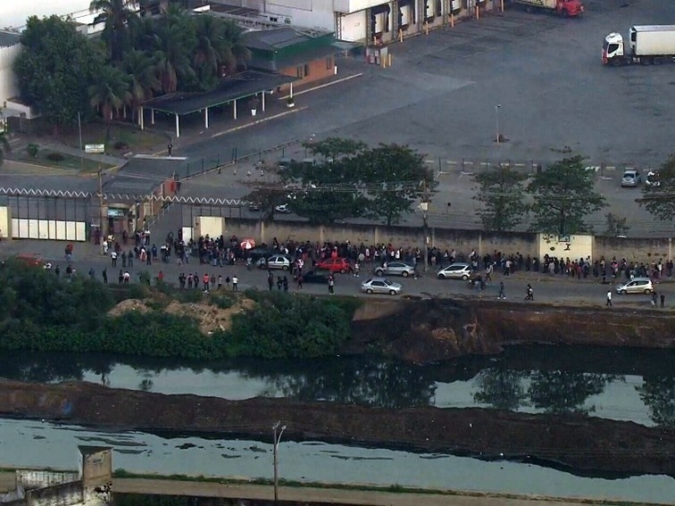Fila por emprego gera aglomeração de centenas de pessoas no Rio