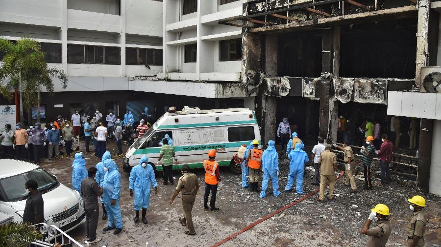 Pelo menos 10 pessoas morreram em incêndio que atingiu um hotel usado como centro de tratamento da covid-19 na Índia - IDREES MOHAMMEED/REUTERS