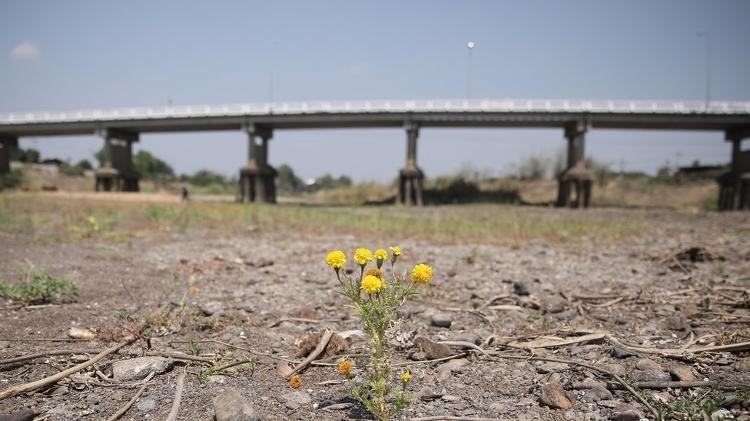 Hot conditions can lead to prolonged droughts and water shortages - BBC - BBC