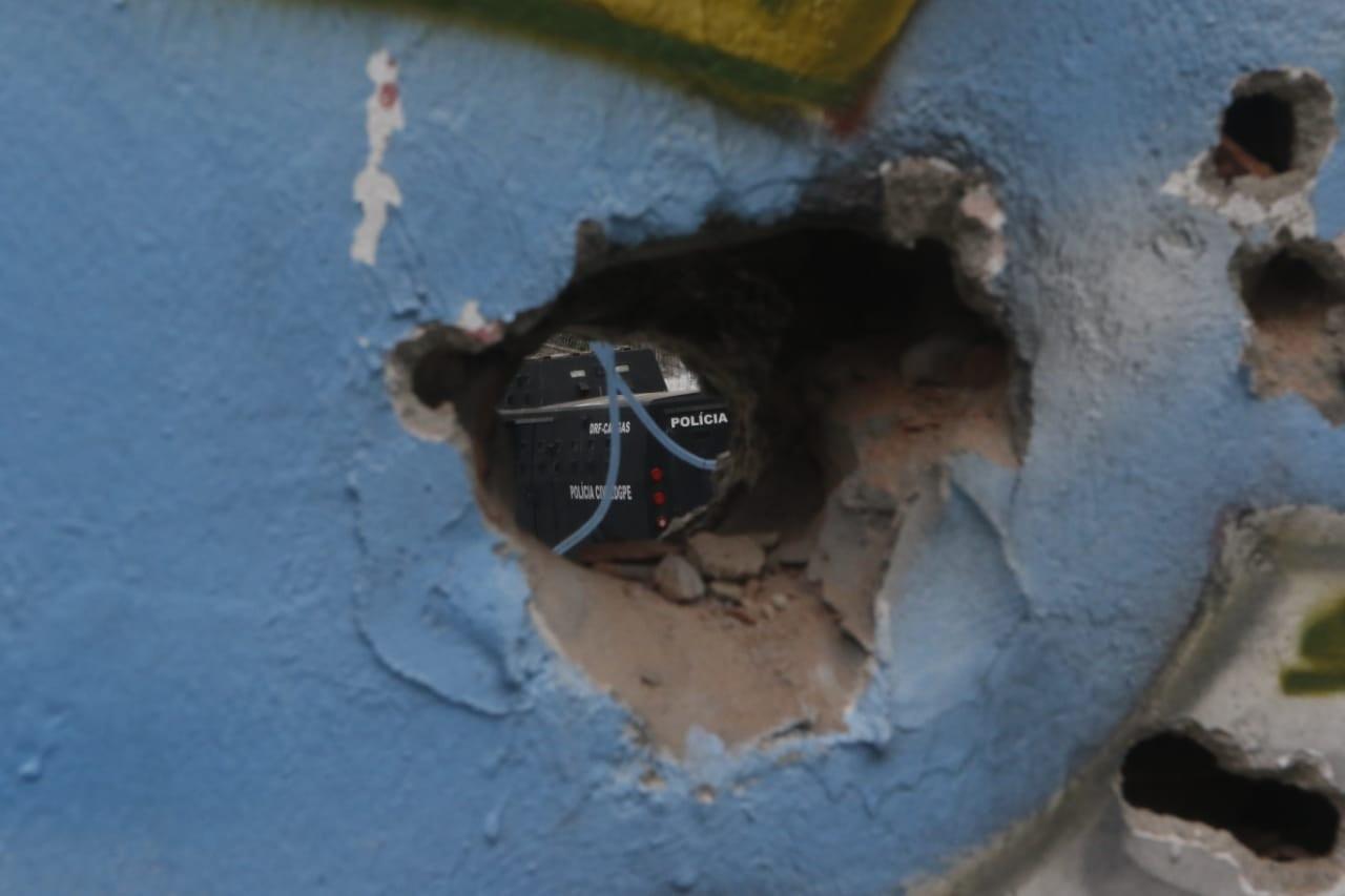 06.05.2021 - Buracos na parede da comunidade do Jacarezinho nesta quinta feira (06) após operação policial contra o tráfico de drogas na região - REGINALDO PIMENTA/AGÊNCIA O DIA/ESTADÃO CONTEÚDO