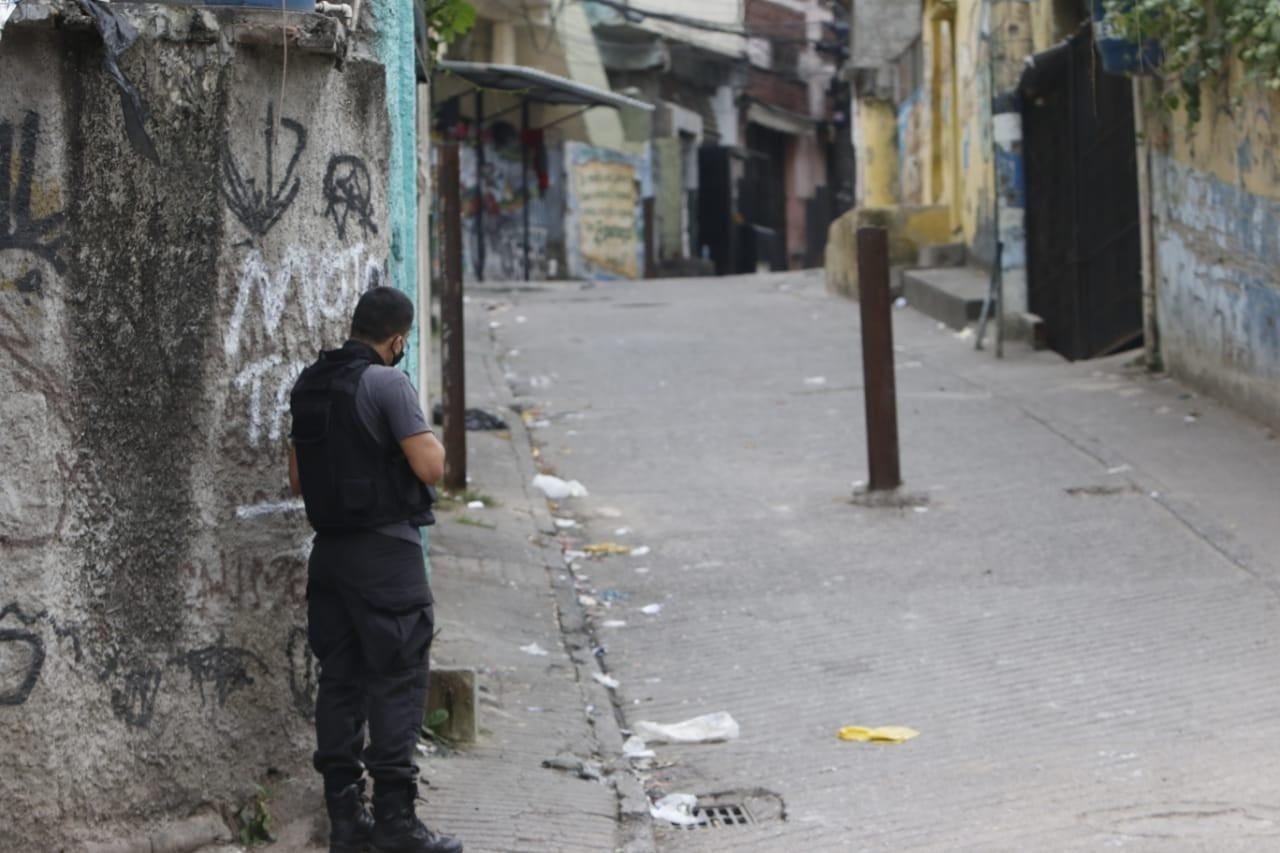 06.05.2021 - Policial durante operação contra o tráfico na comunidade do Jacarezinho, no Rio, que deixou dezenas de mortos - REGINALDO PIMENTA/AGÊNCIA O DIA/ESTADÃO CONTEÚDO