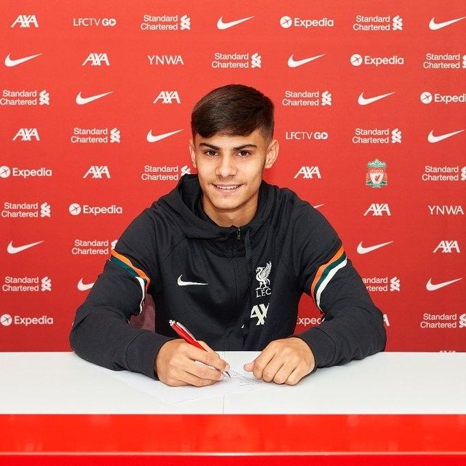 Oakley Cannonier, gandula que ajudou em gol salvador, assina contrato com o Liverpool