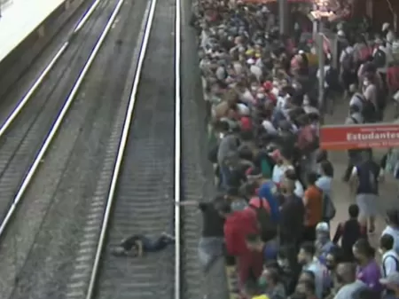 luz, Passageiros aguardam trem na Estação da Luz em São Pau…