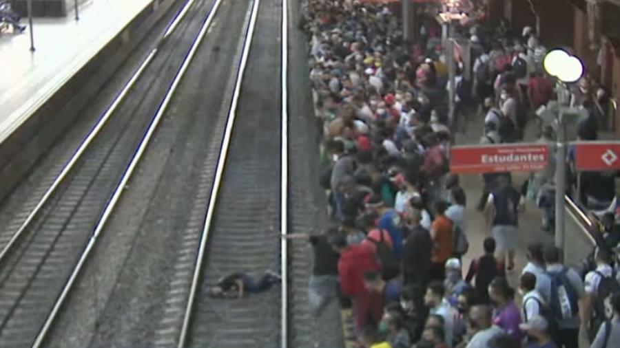 Passageiro cai em trilhos de trem na Estação Luz, em São Paulo  - Reprodução/ TV Bandeirantes