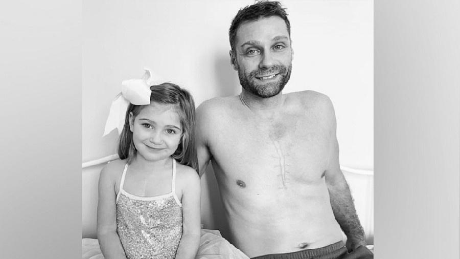 Matt Backe tatuou em seu peito a figura de uma cicatriz semelhante a da cirurgia de sua filha, Everly - Divulgação/Lauren e Matt Backe