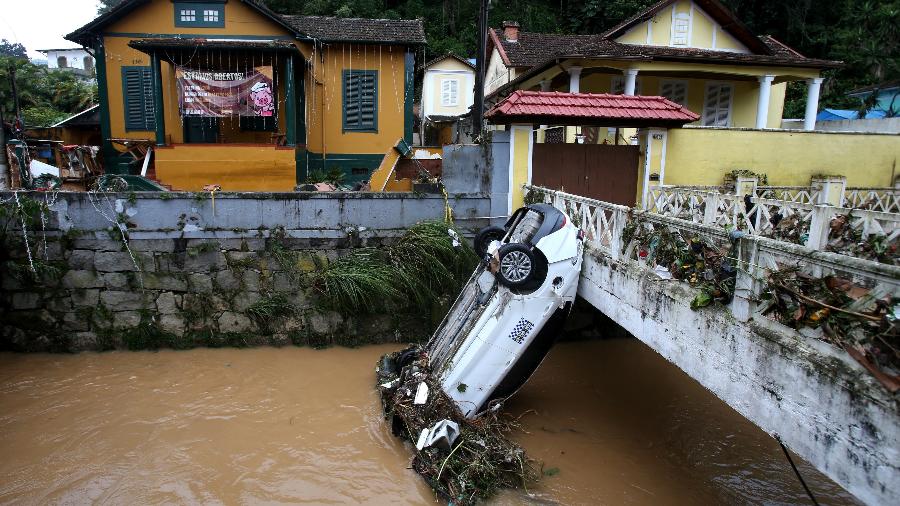 Carro arrastado pela enchente é encontrado no rio Quitandinha no caminho do centro histórico de Petrópolis (RJ) - Wilton Júnior/Estadão Conteúdo