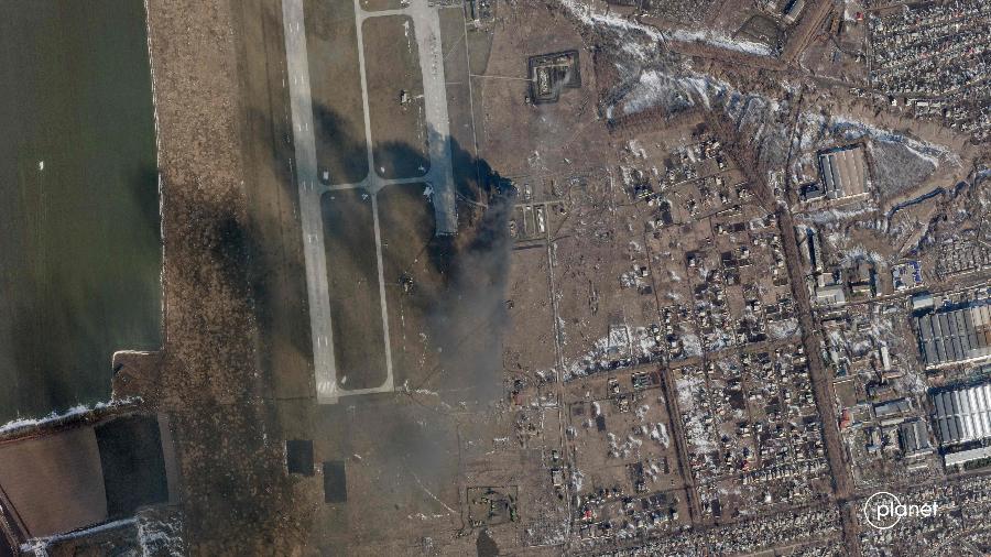 24.fev.2022 - Foto de satélite divulgada pelo Planet Labs PBC mostra explosão na Base Aérea de Chuhuiv, na Ucrânia - AFP PHOTO/ HO/ PLANET LABS PBC