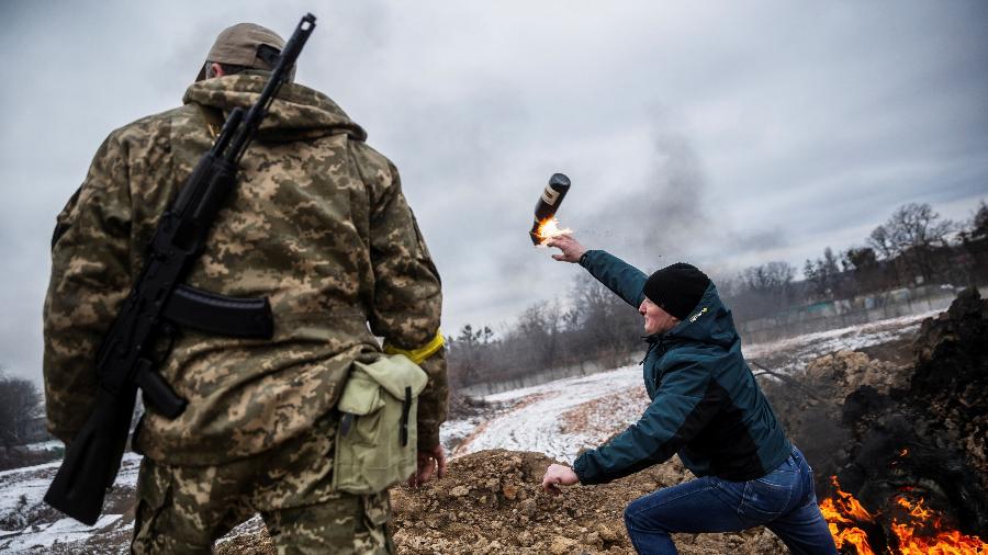 1 mar. 2022 - Civis ucranianos lançam coquetéis molotov em treinamento, na cidade de Zhytomyr - Viacheslav Ratynskyi/Reuters