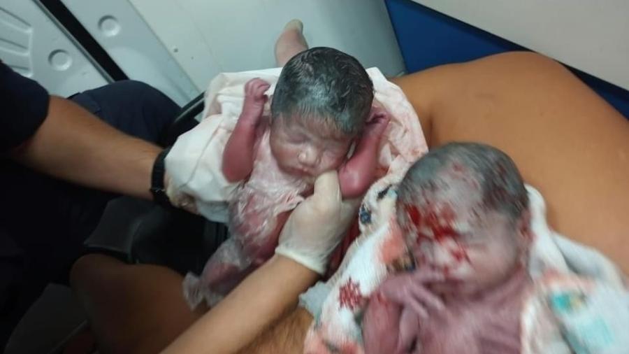 Gêmeos Vicente e Valentina nasceram antes da chegada ao hospital - Arquivo Pessoal