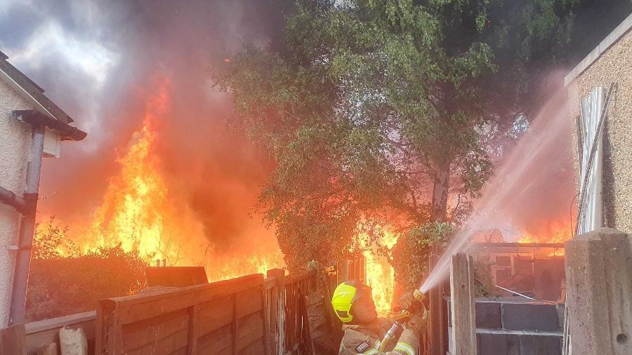 Bombeiros disseram que combate ao fogo salvou cerca de 30 propriedades - Reprodução/London Fire Brigade
