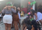 Mulheres caem em fossa ao dançarem em festa: 