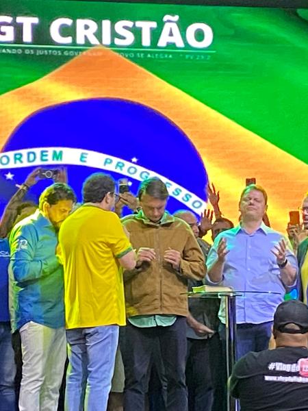 Bolsonaro recebe benção durante visita a igreja de Itaquera, em São Paulo - Felipe Pereira/UOL