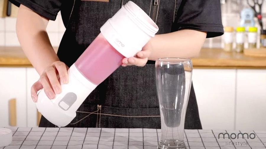 Miniliquidificador portátil é uma opção prática para quem deseja fazer vitaminas ou shakes em qualquer lugar - Reprodução/ Youtube/ Momo Lifestyle