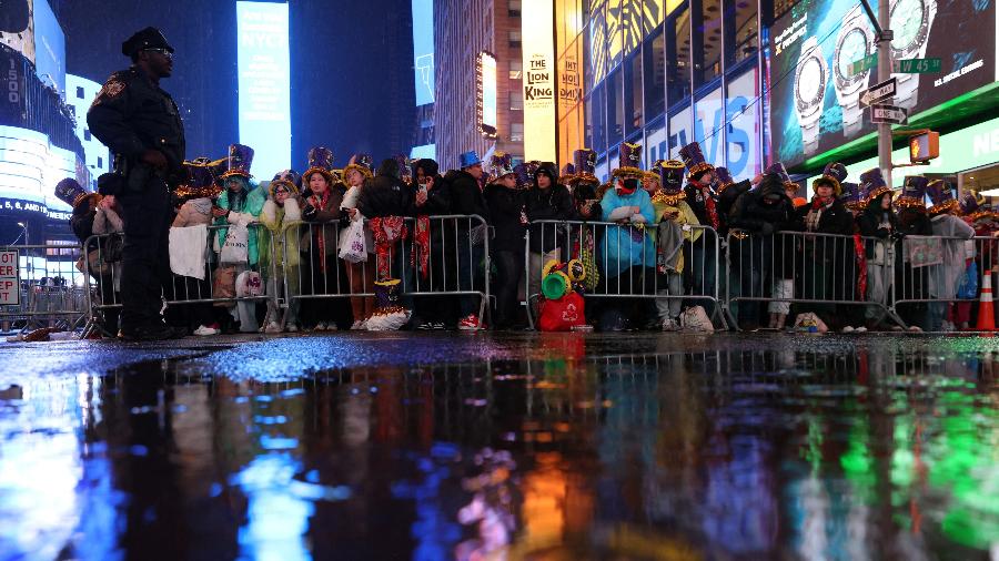 Pessoas atrás de grades de proteção durante o ano novo na principal avenida de Nova York - Andrew Kelly/Reuters