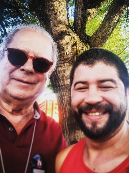 Dirceu tira foto com apoiador na Esplanada dos Ministérios, de onde acompanhou a posse de Lula - Twitter/@TFBaracho