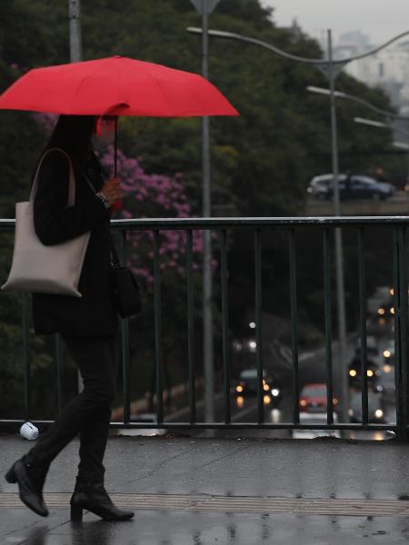 Pedestres enfrentam chuva e frio no Viaduto Santa Generosa em São Paulo (SP)