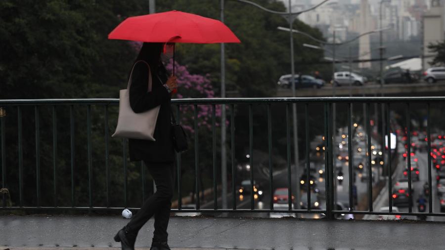 Pedestres enfrentam chuva e frio no Viaduto Santa Generosa em São Paulo