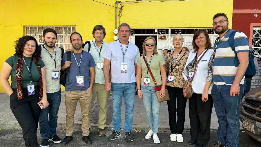 2.jun.2024 - Gleisi Hoffmann e Lindbergh Farias (ao centro) com outros observadores nas eleições do México