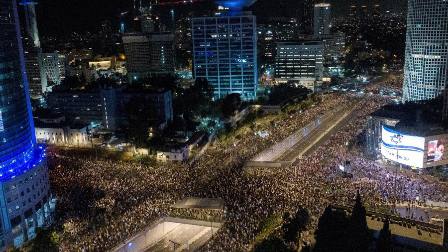7.set.2024 - Drone mostra pessoas em manifestação contra o governo do primeiro-ministro de Israel Benjamin Netanyahu e para pedir a libertação dos reféns em Gaza 7.set.2024 - Drone mostra pessoas em manifestação contra o governo do primeiro-ministro de Israel Benjamin Netanyahu e para pedir a libertação dos reféns em Gaza