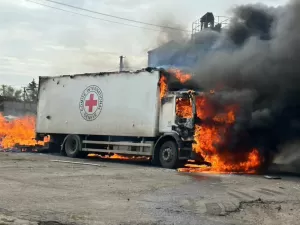 Três morrem após comboio da Cruz Vermelha ser atacado na Ucrânia