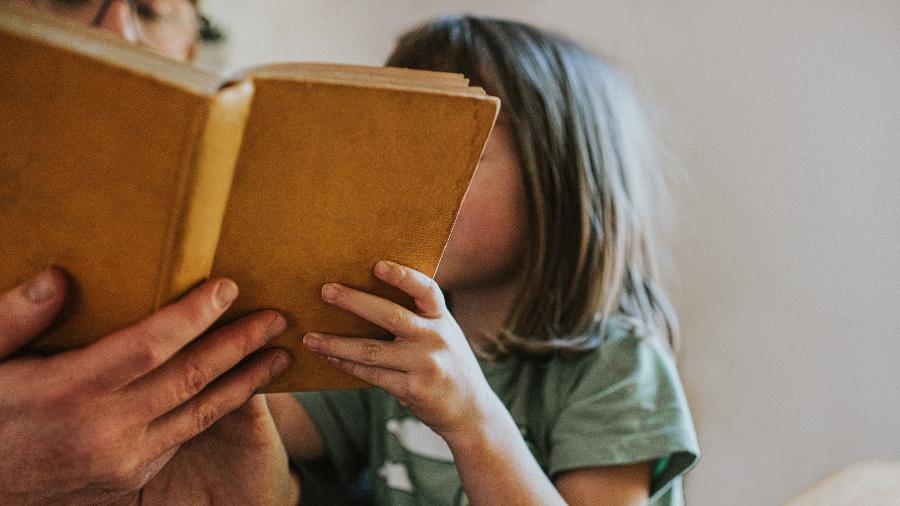 Leitura é importante para a formação, mas telas têm distanciado as crianças dos livros - Getty Images