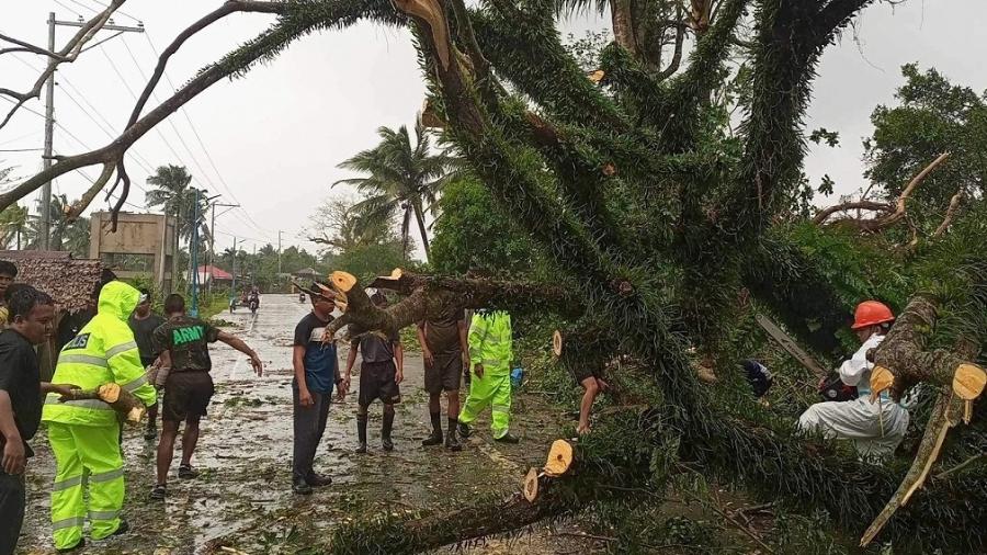 Milhares de pessoas foram evacuadas e portos foram fechados com chegada do tufão - Handout / Casiguran Municipal Risk Reduction Management Office / AFP