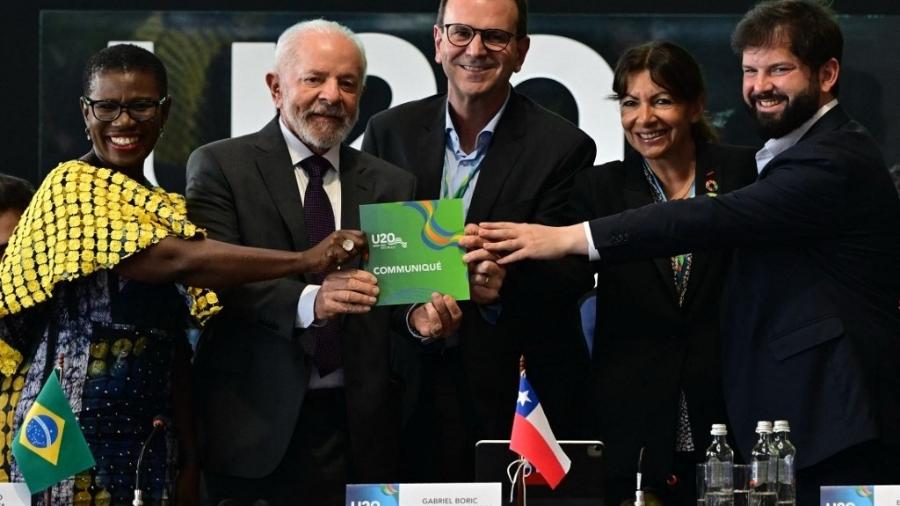 Presidente Lula com prefeita de Freetown, Yvonne Aki-Sawyerr, prefeito do Rio, Eduardo Paes, prefeita de Paris, Anne Hidalgo, e o presidente do Chile, Gabriel Boric, no evento Urban 20, no Rio - PABLO PORCIUNCULA/AFP