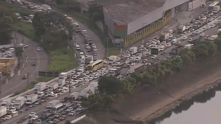 Trânsito por volta das 7h