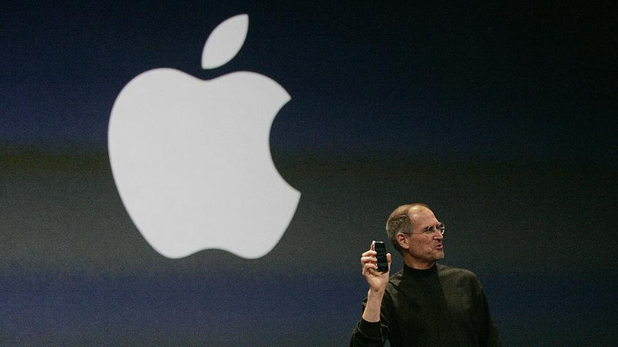 Steve Jobs apresentando o primeiro iPhone em 2007; Executivo da Microsoft achou que celular seria um fracasso Steve Jobs apresentando o primeiro iPhone em 2007; Executivo da Microsoft achou que celular seria um fracasso