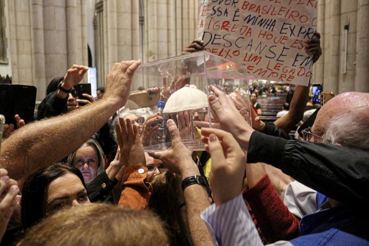 O solidéu do Papa Francisco, presente enviado pelo pontífice à Pastoral do Povo da Rua de São Paulo, é exposto e apresentado aos fiéis durante Missa celebrada pelo Cardeal Arcebispo Metropolitano, Dom Odilo Pedro Scherer, na Catedral da Sé O solidéu do Papa Francisco, presente enviado pelo pontífice à Pastoral do Povo da Rua de São Paulo, é exposto e apresentado aos fiéis durante Missa celebrada pelo Cardeal Arcebispo Metropolitano, Dom Odilo Pedro Scherer, na Catedral da Sé