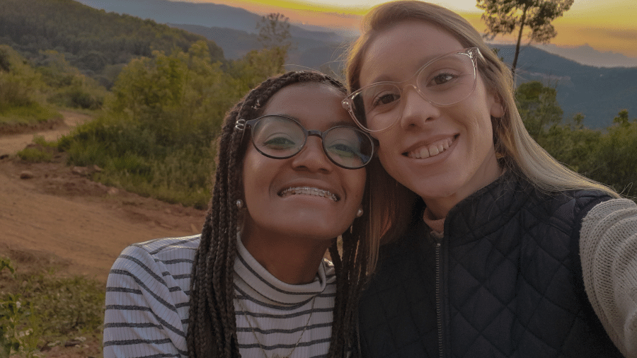 Fran (à esquerda) e Luiza (à direita) se conheceram em convento e hoje estão noivas Fran (à esquerda) e Luiza (à direita) se conheceram em convento e hoje estão noivas