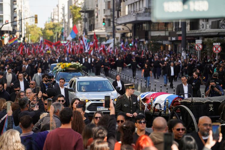 O cortejo fúnebre de Pepe Mujica percorre a capital Montevidéu em 14 de maio de 2025, um dia após sua morte O cortejo fúnebre de Pepe Mujica percorre a capital Montevidéu em 14 de maio de 2025, um dia após sua morte