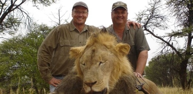 O norte-americano Walter James Palmer (esq.) foi reconhecido como o responsavel pela morte do leão Cecil - Reprodução/trophyhuntamerica
