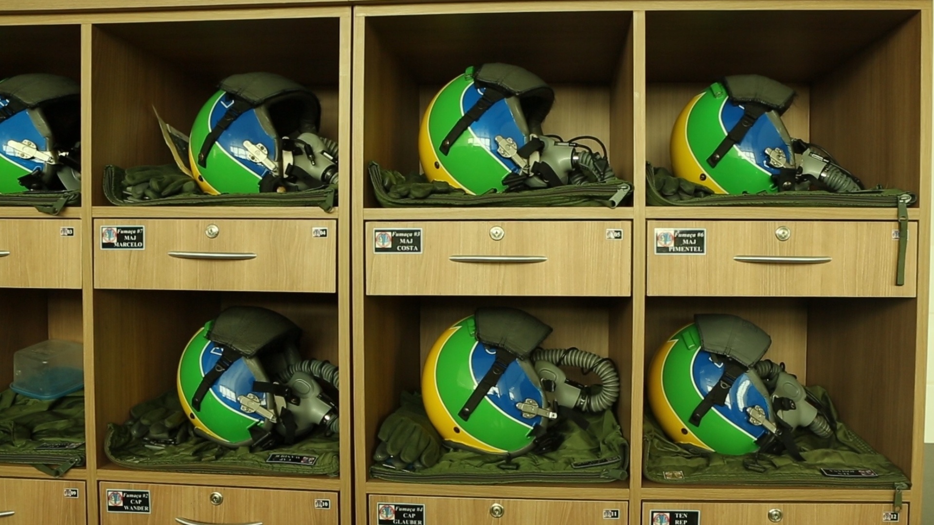 4.ago.2015 - Capacetes de pilotos da Esquadrilha da Fumaça alinhadas na Academia da Força Aérea em Pirassununga (SP) - Ugo Soares/TV UOL