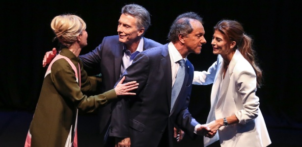 Candidatos argentinos cumprimentam as mulheres de seus adversários no último debate antes do segundo turno da eleição presidencial