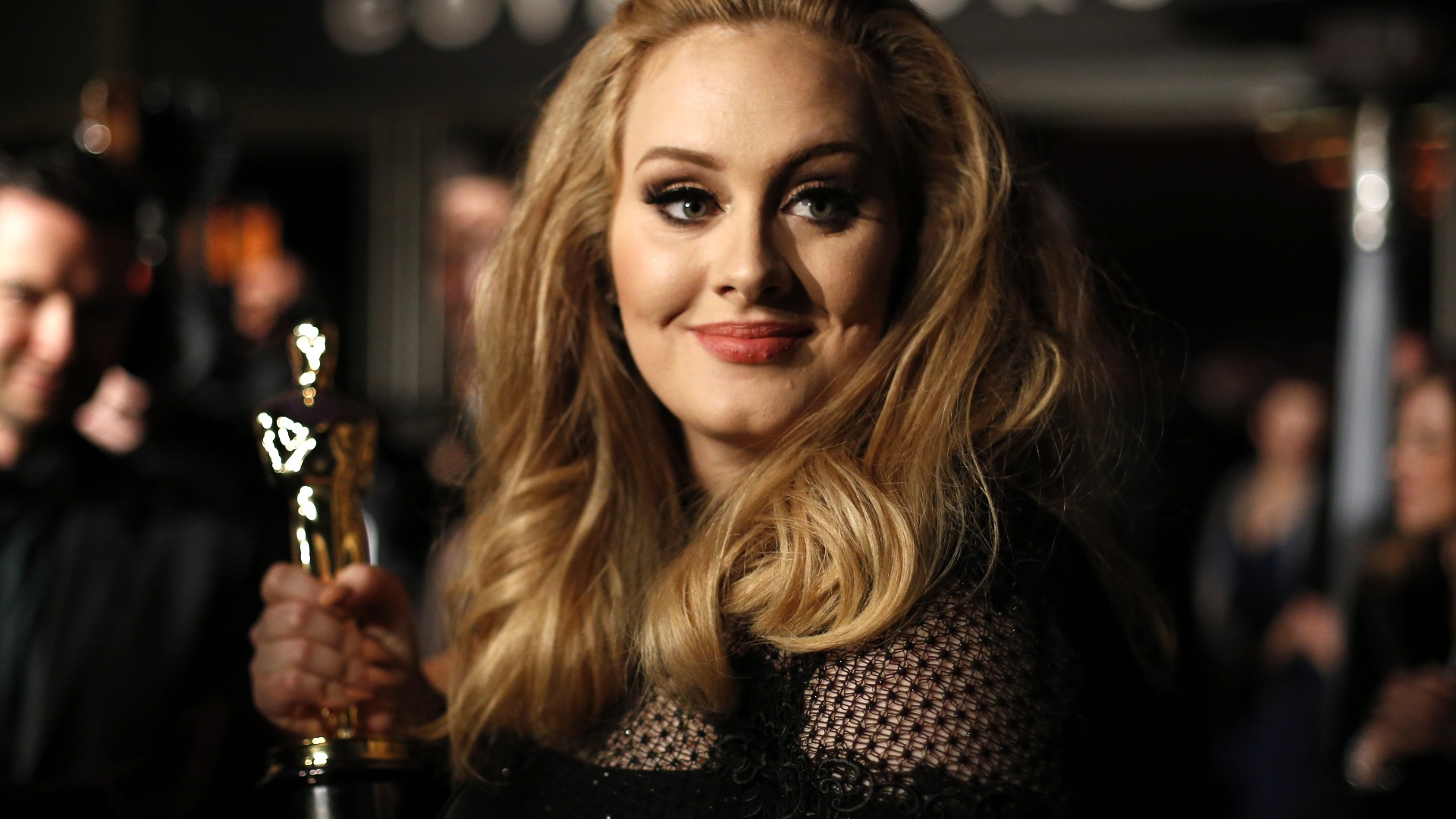 Adele reina pela terceira semana na parada da Billboard; Coldplay é ...