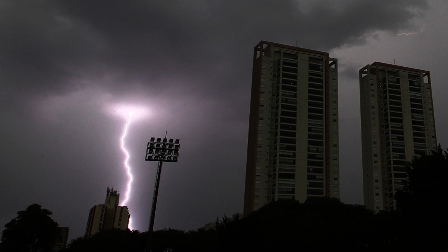 Tempestade causou estragos e deixou mais de 120 mil paulistanos sem luz - Márcio Fernandes/Estadão Conteúdo