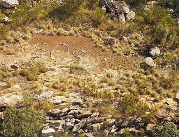 O sinal, feito com pedras, foi avistado por um piloto de helicóptero  - West Australia Police