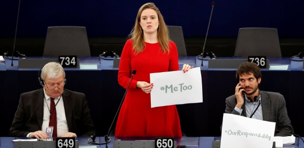 Terry Reintke, membro do Parlamento Europeu, segura um cartaz com a hashtag "MeToo" ("eu também"), em referência a experiências de assédio sexual sofridas pelas mulheres, na sede do órgão legislativo em Estrasburgo (França) - REUTERS/Christian Hartmann
