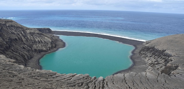 Ilha de Hunga Tonga-Hunga Ha"apai, formada por um vulcão submarino que entrou em erupção em dezembro de 2014 - Nasa/AFP