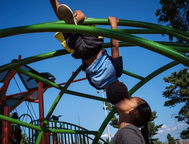 19.jul.2018 - Thiago, 5, brinca com a mãe, Ana Carolina, em um parque na Filadélfia - Todd Heisler/The New York Times