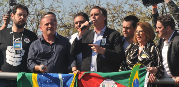 O candidato do PSL à Presidência, Jair Bolsonaro, ao lado do deputado Onyx Lorenzoni (DEM-RS), durante campanha no RS. Ele visitou a Expointer 2018, na cidade de Esteio