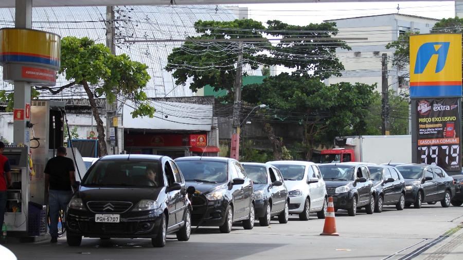 Movimentação de veículos para abastecer no posto do Extra no Recife (PE), nesta sexta-feira (23) - Marlon Costa/Futura Press/Estadão Conteúdo