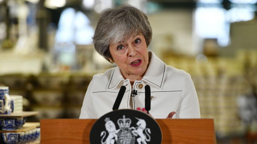 14.jan.2018 - Primeira-ministra britânica Theresa May durante discurso em uma fábrica de louças em Stoke-on-Tent, na Inglaterra - BEN BIRCHALL/AFP