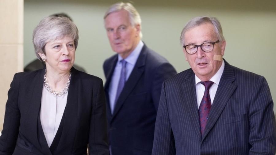 May e Jean-Claude Juncker, da UE, negociaram termos, mas Parlamento tem vetado acordo - Thierry Monasse/Getty Images