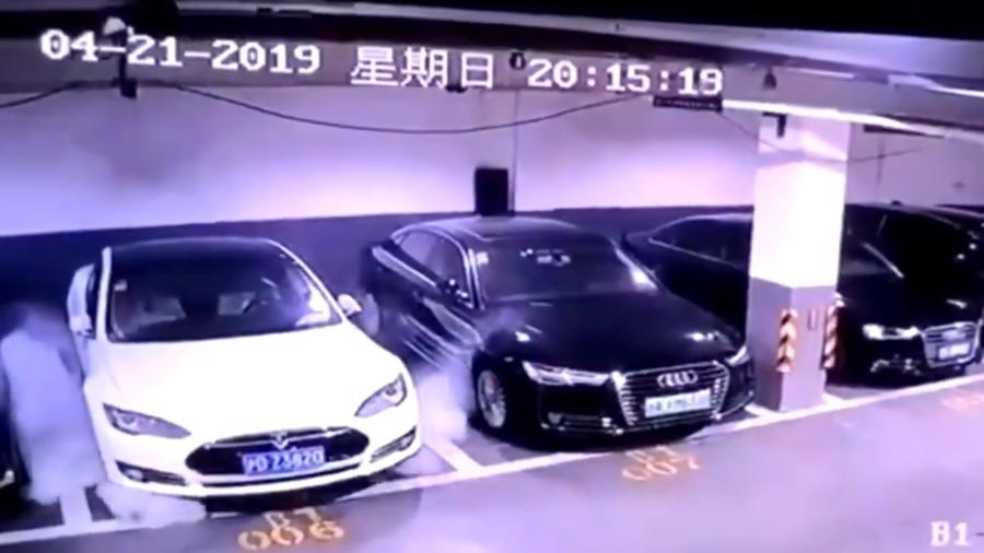 Carro da Tesla explode em estacionamento na China - Reprodução