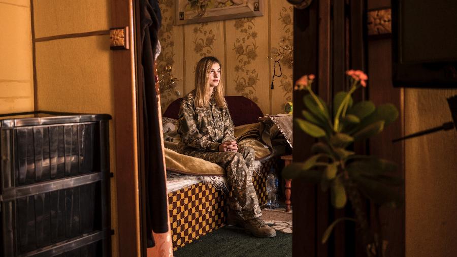 A tenente Valeria Sikal, primeira mulher a falar sobre assédio sexual no Exército Ucraniano, em sua casa em Tomashpil, na Ucrânia - Brendan Hoffman/The New York Times