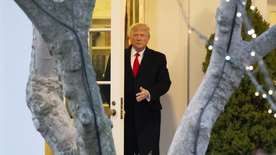 Trump aparece em porta do Salão Oval; ele se tornou o 3º presidente na história americana a sofrer um processo de impeachment - EPA/MICHAEL REYNOLDS