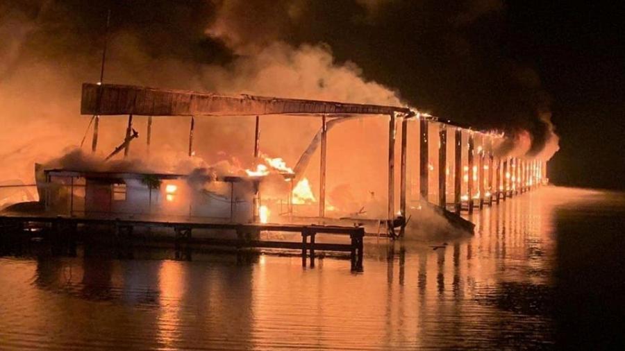Incêndio destruiu dezenas de botes em um porto no Alabama, nos Estados Unidos - Southern Torch via Reuters