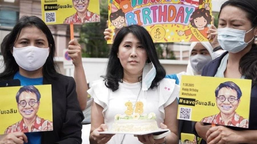 Sitanan celebra aniversário de de 38 anos de Wanchelearm em frente à embaixada do Cambodja em Bangkok, em 11 de agosto - AMNESTY INTERNATIONAL THAILAND via BBC